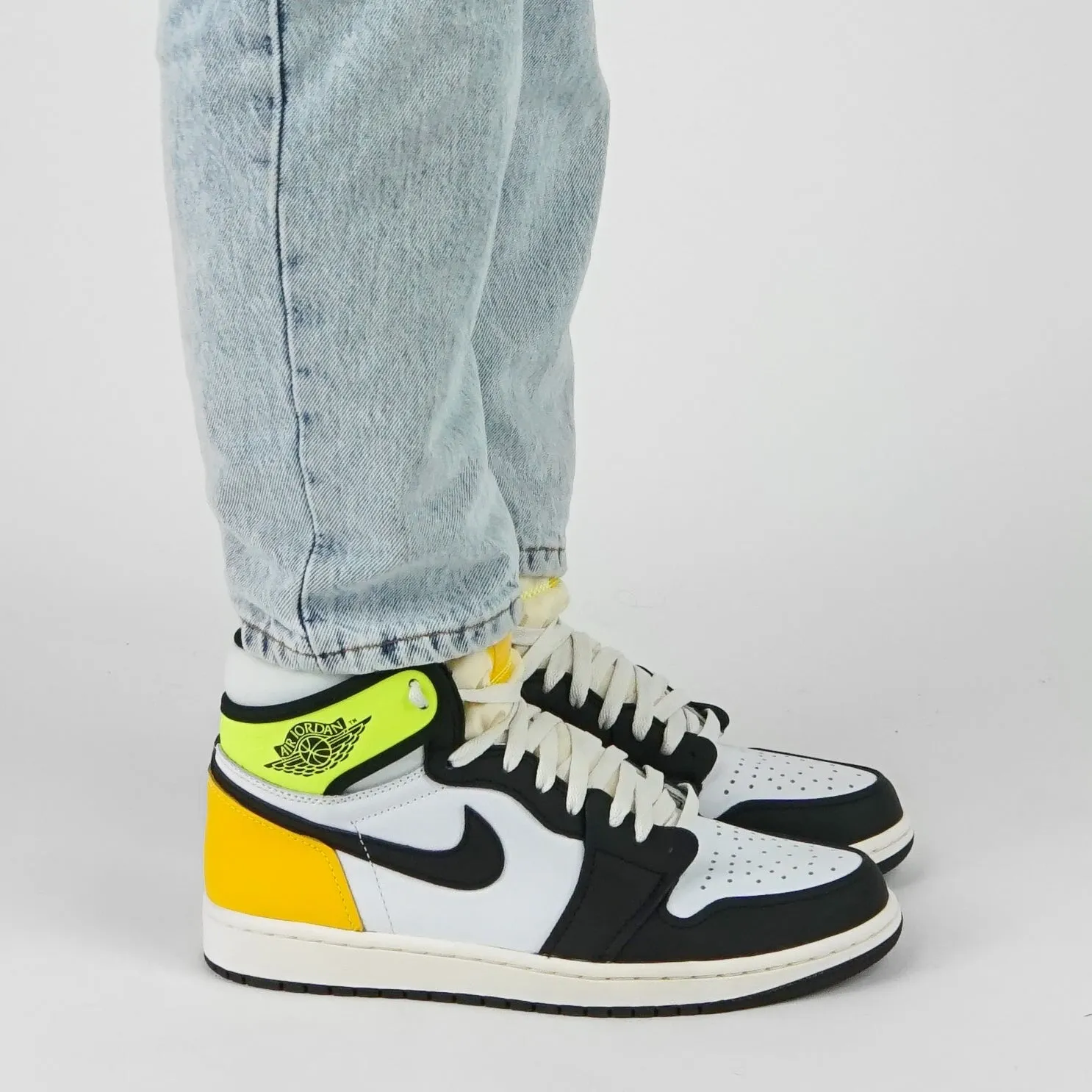 Nike Jordan 1 "Volt Gold" High